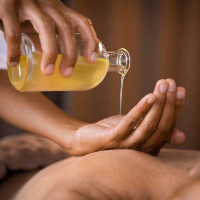 Huike de massage versée dans une main