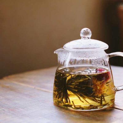 théière avec une infusion de plantes locales