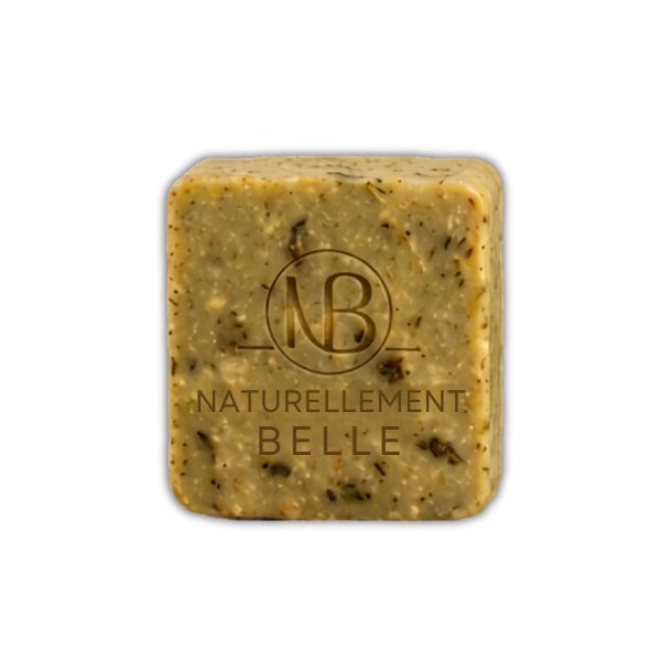 Un savon nettoyant doux à l'aloès et au neem Le Savon Exfoliant Aloès Vera & Neem associe deux ingrédients aux propriétés complémentaires pour un nettoyage quotidien respectueux de la peau. L'aloès vera, plante succulente reconnue pour ses propriétés apaisantes et hydratantes, est traditionnellement utilisé pour calmer les irritations et maintenir le confort cutané. Le neem, quant à lui, est prisé en Inde et en Afrique pour ses propriétés purifiantes et assainissantes. Ensemble, ils forment un savon qui nettoie en douceur, élimine les impuretés et laisse une agréable sensation de fraîcheur. Sa mousse onctueuse et sa texture exfoliante douce conviennent à une utilisation quotidienne, sur le visage comme sur le corps. Ce que ce savon apporte : ● Un nettoyage doux : Élimine les impuretés sans agresser la peau ● Une sensation de fraîcheur : Idéal pour un réveil tonique ou une douche revitalisante ● Une peau confortable : Ne tire pas, ne dessèche pas ● Une exfoliation légère : Élimine les peaux mortes en douceur (selon présence de particules exfoliantes naturelles) Section 2 - Points forts / Bénéfices clés Point fort 1 Nettoie en douceur Une base lavante douce qui respecte l'équilibre naturel de la peau. Point fort 2 Aloès vera apaisant Traditionnellement reconnu pour ses propriétés hydratantes et calmantes. Point fort 3 ️ Neem purifiant Ingrédient ancestral aux propriétés assainissantes. Point fort 4 ❄️ Sensation peau fraîche Un nettoyage qui tonifie et revitalise la peau. Point fort 5 Visage & corps Polyvalent, il s'utilise aussi bien sur le visage que sur le corps. Point fort 6 ✨ Peau nette et confortable Laisse la peau propre, sans tiraillement. Texture : pain de savon doux Senteur : naturelle Utilisations & Rituels Beauté & Soin quotidien ● Pour le visage : Faire mousser entre les mains. Appliquer sur visage humide en mouvements circulaires doux, en évitant le contour des yeux. Rincer abondamment à l'eau claire. ● Pour le corps : Utiliser sous la douche avec un gant ou directement sur peau humide. ● Fréquence : Peut s'utiliser matin et/ou soir selon vos habitudes. Conseil de l'expert : Pour une sensation de fraîcheur maximale le matin, utilisez ce savon à l'eau tiède (pas trop chaude) et terminez par un rinçage à l'eau froide pour tonifier la peau. Parfait pour un réveil en beauté ! Précautions : ⚠️ Usage externe uniquement ⚠️ Éviter le contact avec les yeux ⚠️ Tester sur une petite zone avant la première utilisation (peaux réactives) Conservation Avant ouverture : Conserver à l'abri de l'humidité, dans un endroit sec et frais. Après ouverture : Laisser égoutter sur un porte-savon après usage pour éviter qu'il ne ramollisse. Mentions Légales (Conformité UE/FR) ⚠️ Tous les champs ci-dessous sont OBLIGATOIRES légalement. **Dénomination légale *** Savon nettoyant à l'aloès vera et au neem **Ingrédients (INCI - à compléter par votre cliente) ***Melia Azadirachta Seed Oil, Aloe Barbadensis Leaf Juice, Elaeis Guineensis Kernel Oil, Citrus Limon Juice, Cetearyl Olivate, Sorbitan Olivate, Tocopherol, Benzyl Alcohol, Dehydroacetic Acid . **Allergènes *** sans huile essentielle Limonene, Citral, Geraniol, Linalool, Benzyl Alcohol ou d'arômes (citronellol, géraniol, limonène, linalol – composés potentiels). **Quantité nette *** À compléter (ex: 100g) **DDM *** À compléter (voir emballage) **Conservation *** Conserver à l'abri de l'humidité. Tenir hors de portée des enfants. **Origine *** Côte d'Ivoire Côte d'Ivoire Fournisseur/ Commerçant Naturellement Belle ZA Trianon - 97240 Le François, Martinique 0696 65 69 04 ✉️ naturellementbelle972@hotmail.fr Numéro de lot Voir sur l'emballage Précautions d'usage : ⚠️ Usage externe uniquement ⚠️ Éviter le contact avec les yeux ⚠️ En cas de contact, rincer abondamment à l'eau claire ⚠️ Tenir hors de portée des enfants ⚠️ En cas d'irritation, cesser l'utilisation *Aucune allégation thérapeutique n'est formulée. Les bienfaits mentionnés reposent sur l'usage traditionnel des ingrédients et respectent la réglementation cosmétique UE (Règlement CE n°1223/2009).* Remarque importante : Aucune allégation thérapeutique n'est formulée. Les bienfaits mentionnés se basent sur l'usage traditionnel des ingrédients et sont conformes à la réglementation cosmétique. Mentions réglementaires importantes : Conformément à la réglementation, les termes suivants ne peuvent être utilisés que si justifiés par des autorisations administratives : ● "Bio" / "Biologique" – Nécessite une certification officielle. ● "Santé" – Réservé aux produits ayant une allégation santé approuvée. ● "Compléments alimentaires" – Soumis à une réglementation spécifique. ● Toute allégation thérapeutique – Réservée aux médicaments. En cas de doute, contacter Naturellement Belle directement sur la Fiche du produit. 1 savon exfoliant aloe vera & neem