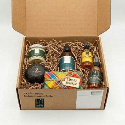 Coffret Vacance dans une boite d'envoi carton Naturellement Belle - 5 soins naturels fond blanc kairosea